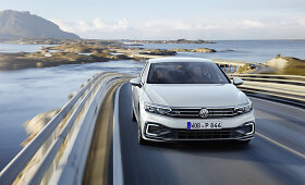 &bdquo;Volkswagen&ldquo; pagamino 30 mln. &bdquo;Passat&ldquo; modelių, įvykiui paminėti gatves i&scaron;vys atnaujintas a&scaron;tuntos kartos modelis