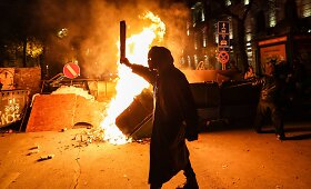 Kartvelai nesiruo&scaron;ia nusileisti: tūkstančiai kasnakt įsitraukia į protestus