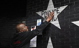 Gerbėjai gedi mirusios popmuzikos superžvaigždės Prince'o