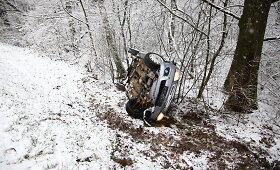 Panevėžio rajone į griovį nuslydo ir virto &bdquo;Opel&ldquo;