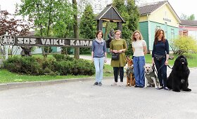 Terapiniai &scaron;unys svečiavosi SOS vaikų kaime