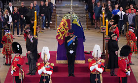 Prie Elizabeth II karsto &ndash; a&scaron;tuonių &bdquo;anūkų budynės&ldquo;