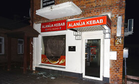 Alytuje i&scaron; kavinės i&scaron;daužę langą pavogė brangų peilį