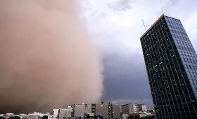 Stipri smėlio audra Irano sostinėje pasiglemžė keturias gyvybes