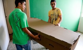 Venesueloje, stingant pinigų, artimieji laidojami karstuose i&scaron; pigių plok&scaron;čių ar kartono