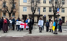 Sausio 4 d. Vilniuje prie Sakartvelo ambasados susirinkę žmonės reikalavo paleisti Michailą Saaka&scaron;vilį i&scaron; įkalinimo ir i&scaron;leisti jį gydytis Vakaruose