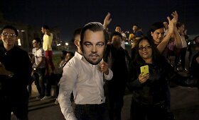 Leonardo DiCaprio gerbėjai &scaron;venčia jo pergalę &bdquo;Oskaruose&ldquo;