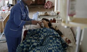 160 kartų ap&scaron;audytoje gamykloje &scaron;alia Donecko oro uosto plu&scaron;a darbininkai, kurie negali nedirbti