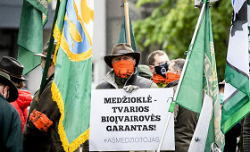 Medžiotojai rinkosi prie Aplinkos ministerijos