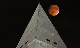 Pasaulis stebėjo įspūdingą &bdquo;kruvinąjį&ldquo; mėnulį