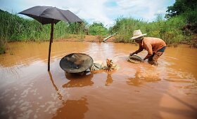 Tailandiečiai aukso ie&scaron;ko naudodami naudodami primityvius įrankius ir metodus