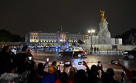 Atsisveikinimas su karaliene Elžbieta II persikėlė į Londoną