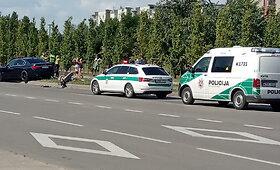 Kaune į stulpą atsitrenkęs BMW