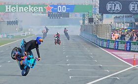 Lietuviai motoakrobatai F1 lenktynių metu