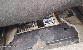 Pareigūnai aptiko 300 litrų naminės degtinės ir antrą kartą sulaikė kontrabandines cigaretes gabenusį vyri&scaron;kį