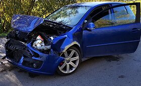 Visi&scaron;kai girtas VW vairuotojas rėžėsi į traktorių