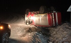 Apsivertė ugniagesių automobilis