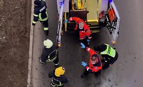 Vilniuje vaikinas &scaron;oko ant traukinio &ndash; nuplė&scaron;ė kabelį: elektra trenkė ir medikui