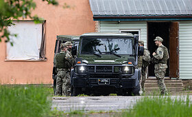 Gudžių kaime Karo policija ir Lietuvos kariuomenė ie&scaron;ko drono