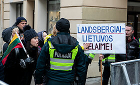 Vasario 16-ąją Vilniaus centre - gausios policijos pajėgos, pasirodė ir protestuotojų