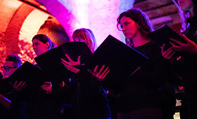 Choras &bdquo;Bel canto&ldquo;nustebino parodos &bdquo;World press photo&ldquo; lankytojus surengdami  netikėtą pasirodymą