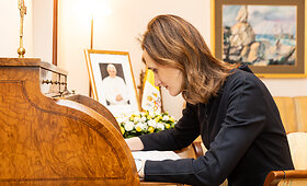 Seimo pirmininkė Viktorija Čmilytė-Nielsen pasira&scaron;o užuojautų knygoje Popiežiaus emerito Benedikto XVI atminimui pagerbti
