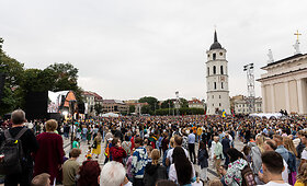 &bdquo;Tauti&scaron;kos giesmės&ldquo; giedojimas Vilniaus Katedros aik&scaron;tėje
