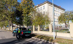 VST pareigūnai prie Vilniaus &Scaron;olomo Aleichemo ORT gimnazijos