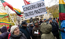 Prie Seimo susirinko &scaron;imtai protestuotojų prie&scaron; NT mokestį
