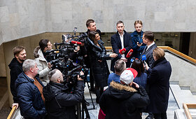 Premjerė susitiko su partijų ir verslo atstovais dėl gynybos mokesčio
