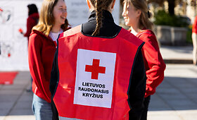 Socialinės apsaugos ir darbo ministrė Monika Navickienė  Katedros aik&scaron;tėje i&scaron;lydėjo Lietuvos Raudonojo Kryžiaus savanorių ekipažą