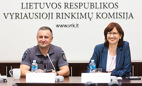 Vyriausiosios rinkimų komisijos posėdžių salėje vyko VRK pirmininkės Linos Petronienės ir Lietuvos policijos generalinio komisaro Renato Požėlos spaudos konferencija