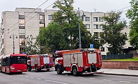 Trečiadienio rytą Vilniuje, požeminėje aik&scaron;telėje prie Vyriausybės rūmų, užsiliepsnojo automobilis