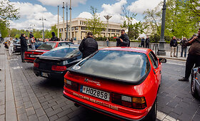 Senovinių automobilių ekspozicija prie Seimo