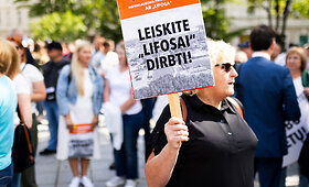 Sankcionuotos Kėdainių fosforo trą&scaron;ų gamyklos &bdquo;Lifosa&ldquo; darbuotojai prie Vyriausybės rūmų Vilniuje surengė mitingą