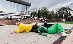 Vilniaus performanso meno bienalė 2023. Pontus Pettersson &bdquo;Katės praktika&ldquo;. Prie Lietuvos nacionalinio operos ir baleto teatro fontano