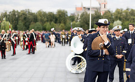 Gedimino prospektą drebino NATO orkestrų garsai
