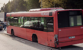 Vilniaus Oslo g. metu mar&scaron;rutinis autobusas pametė galinį ratą ir dar patyrė avariją