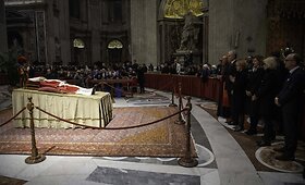 Gitanas Nausėda dalyvavo Popiežiaus emerito Benedikto XVI atsisveikinimo ceremonijoje