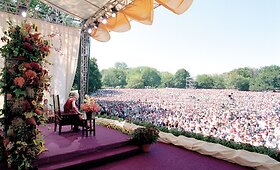 Dalai Lama XIV &ndash; istorinės fotografijos i&scaron; knygos &bdquo;Dalai Lama. Iliustruota biografija&ldquo;