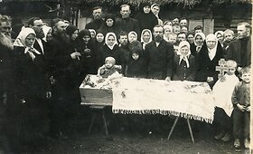 Laidotuvių fotografijos. I&scaron; Klaudijaus Driskiaus archyvo