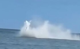 Lėktuvas trenkėsi į vandenį ir vertėsi: dronas užfiksavo, kaip i&scaron;gelbėtas pilotas