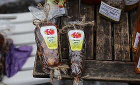 &bdquo;Ogmios miesto&ldquo; ūkininkų turguje &ndash; natūralūs, kaimi&scaron;ki delikatesai: ko čia ras rūkytos mėsos ir žuvies mylėtojai?