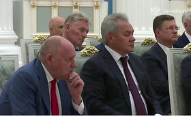 Prie&scaron; susitikimą su Trumpu Putinas sukvietė auk&scaron;čiausius Rusijos pareigūnus