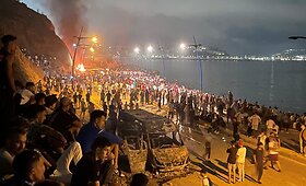 Chaosas Ispanijos Seutoje: tūkstančiai migrantų užplūdo pakrantę ir miestą