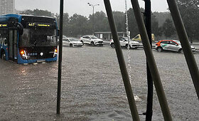 Maskva skęsta: vanduo užtvindė gatves, skęsta automobiliai