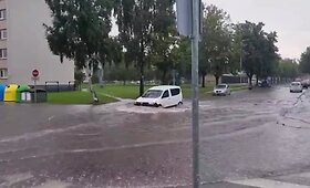 Po liūties Skuodo gatvės pavirto upėmis