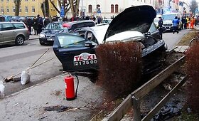 Ginkluota moteris pagrobė taksi