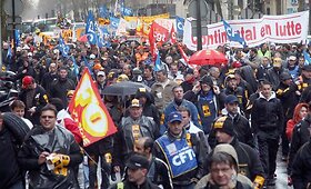 Prancūzijoje per protesto akciją buvo deginamos padangos
