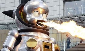 Ugnimi spjaudantis robotas &bdquo;Giant Torayan&ldquo;